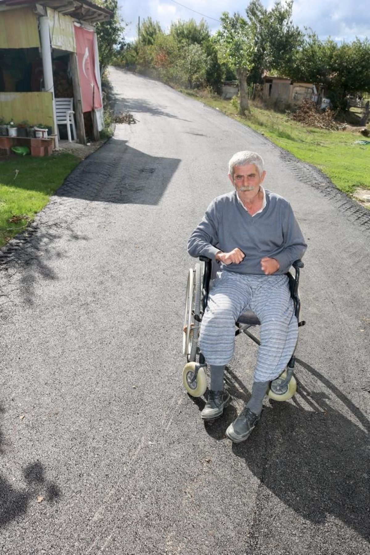Sinop’ta engelli ailenin toprak yol olan evinin önüne asfalt döşendi