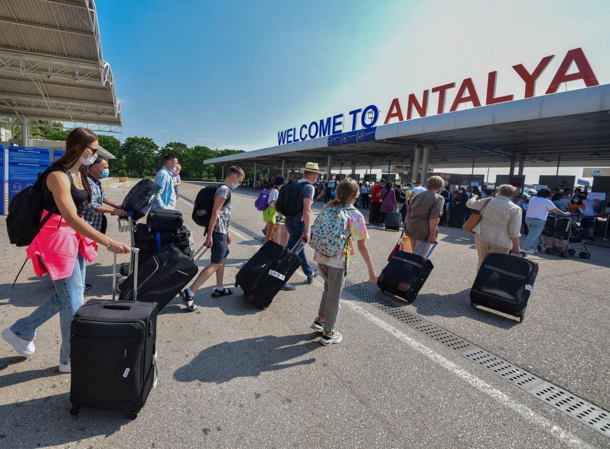 Antalya'ya hava yolu ile gelen kişi sayısı 12 milyonu aştı