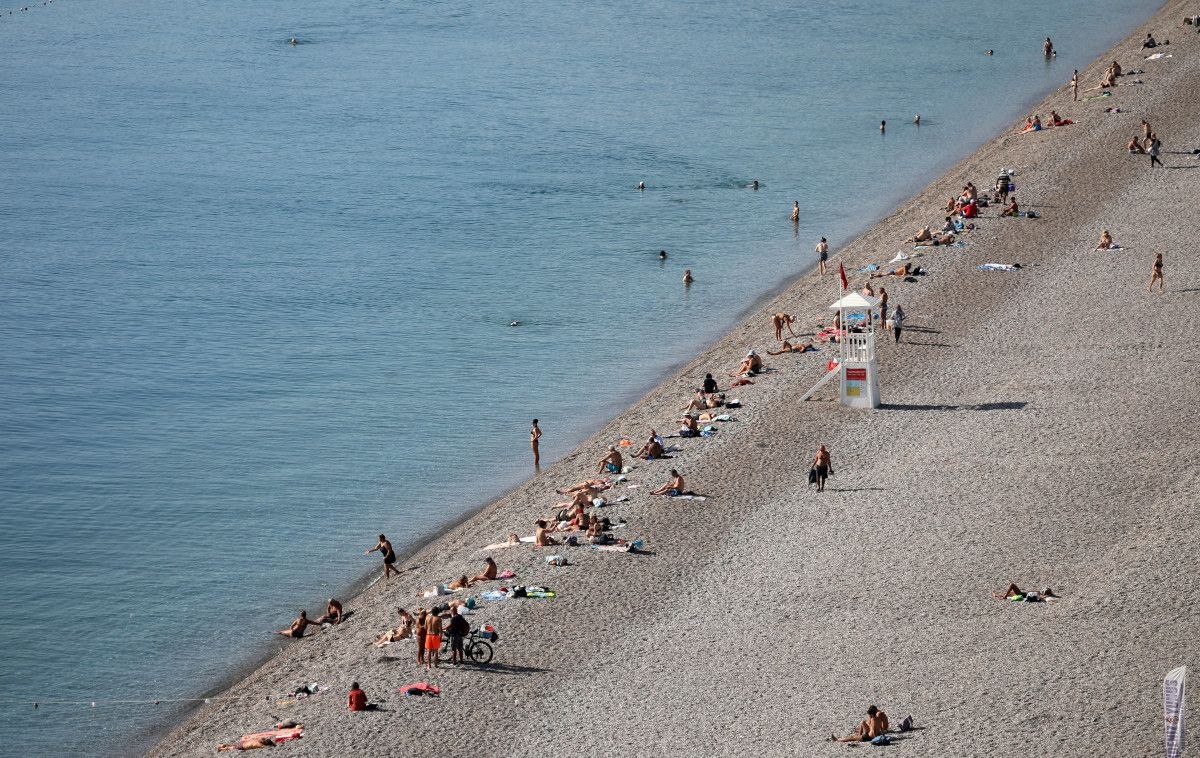 Antalya'da denize girilmeye devam ediyor