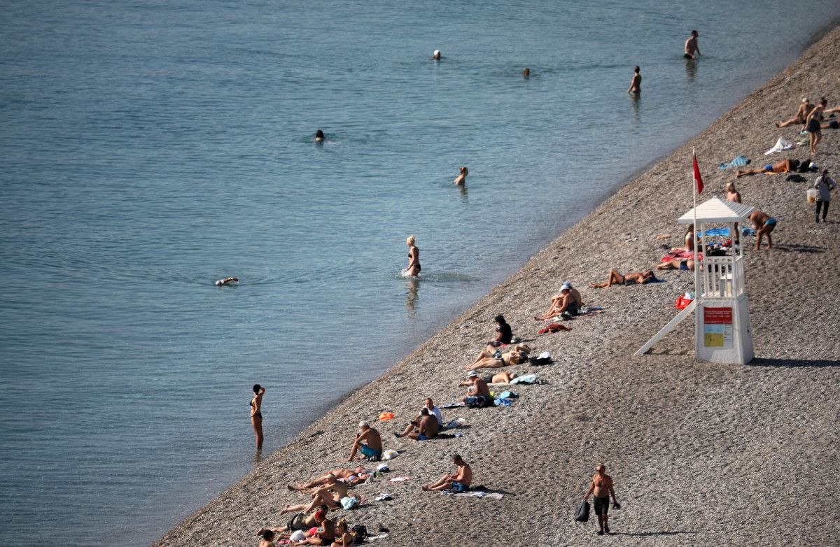 Antalya'da denize girilmeye devam ediyor