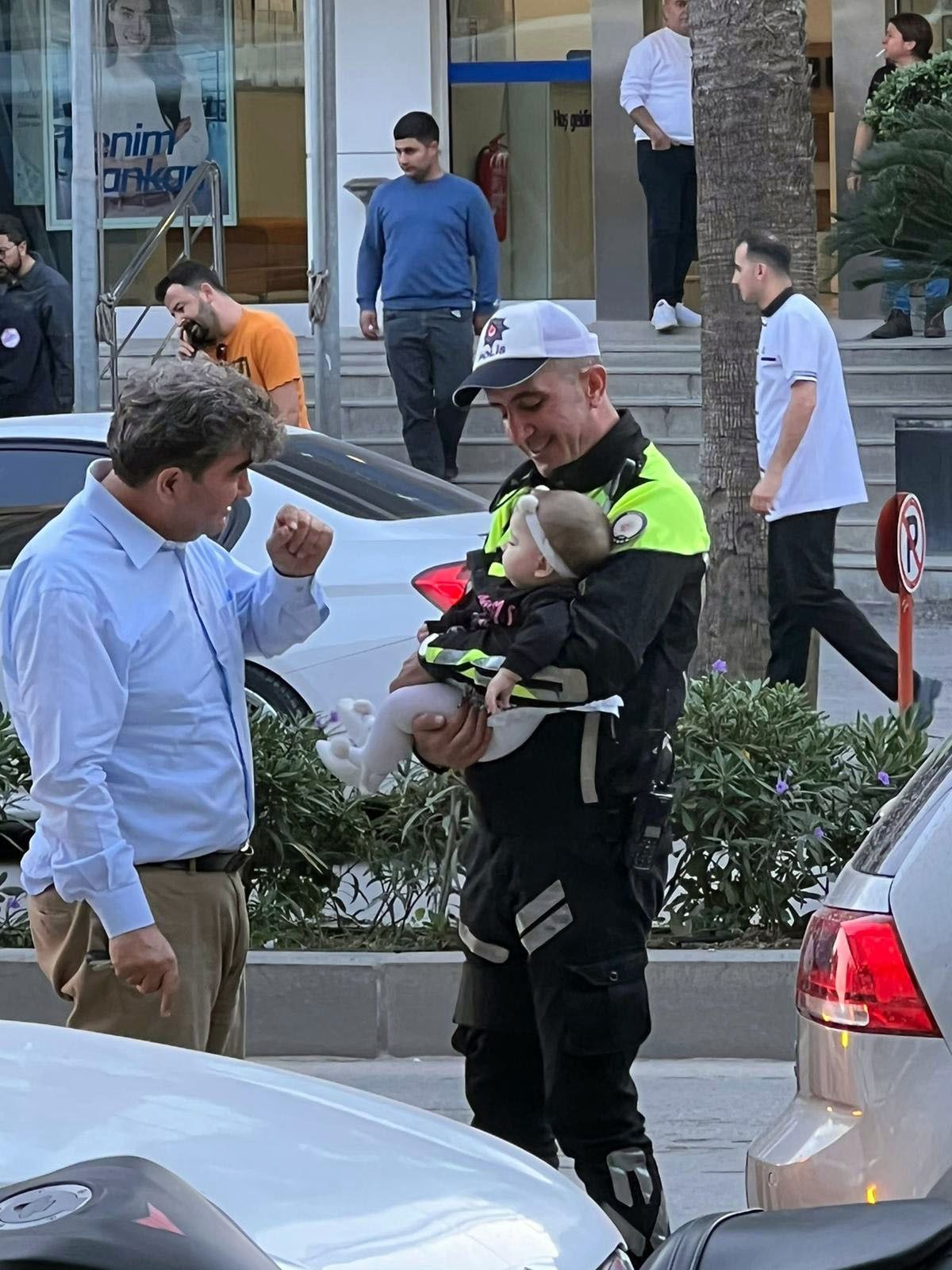Hatay'da bebeği ağlayan sürücü anneye polis yardımı