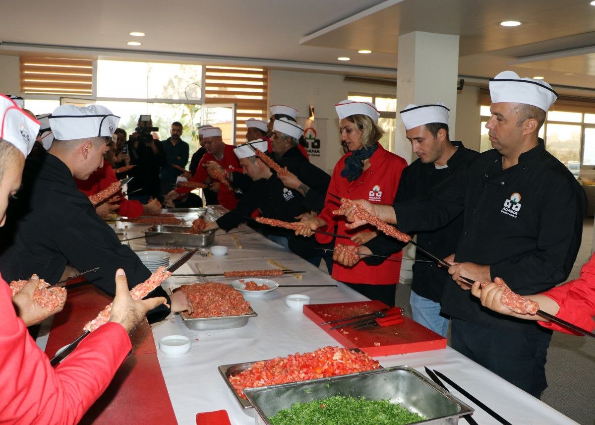 Adana kebabının yapımını ustalarından öğrendiler