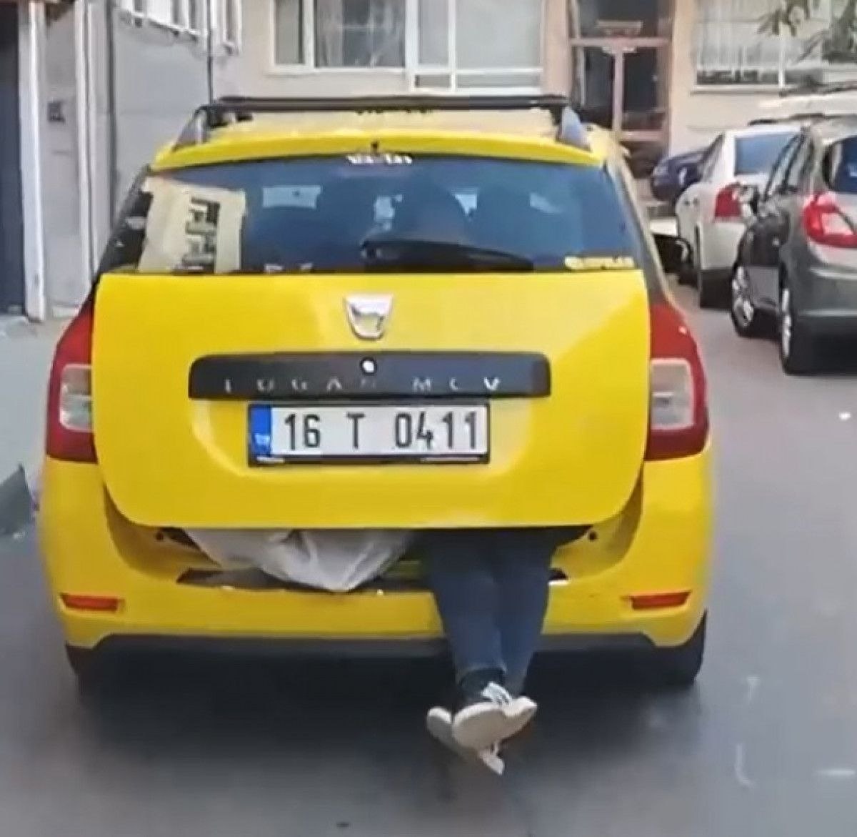 Bursa'da bagajda yolculuğa izin veren taksiciye ceza kesildi