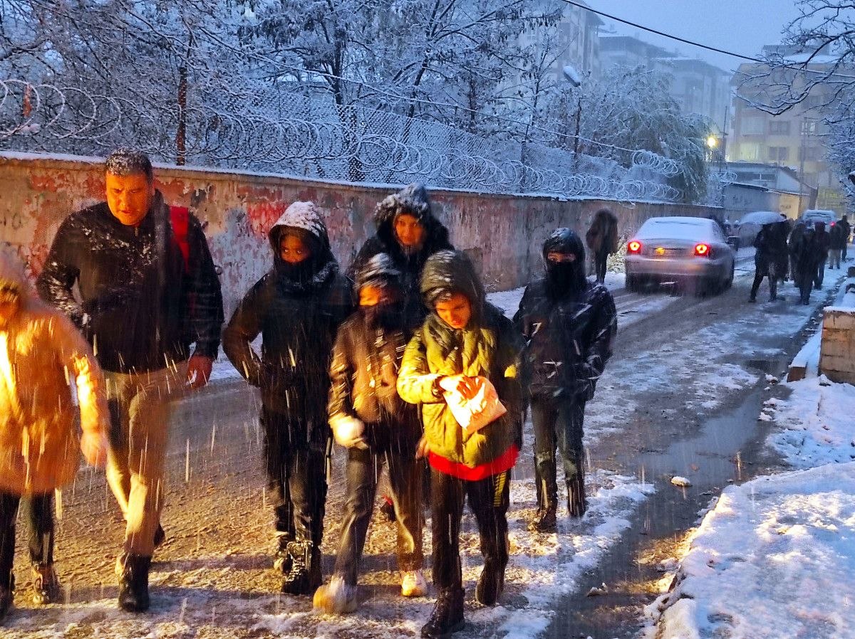 Van'da öğrenciler kar altında okullarına gitti
