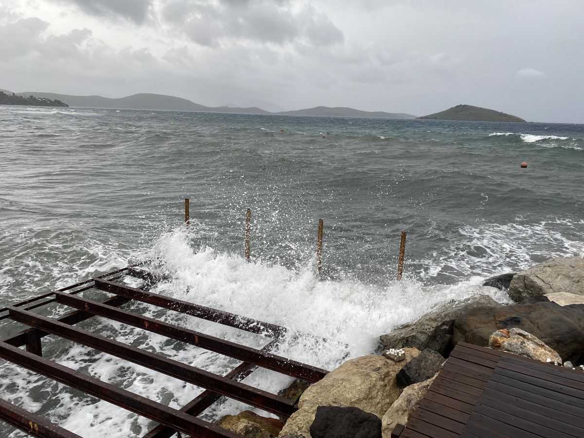 Bodrum'u sağanak vurdu