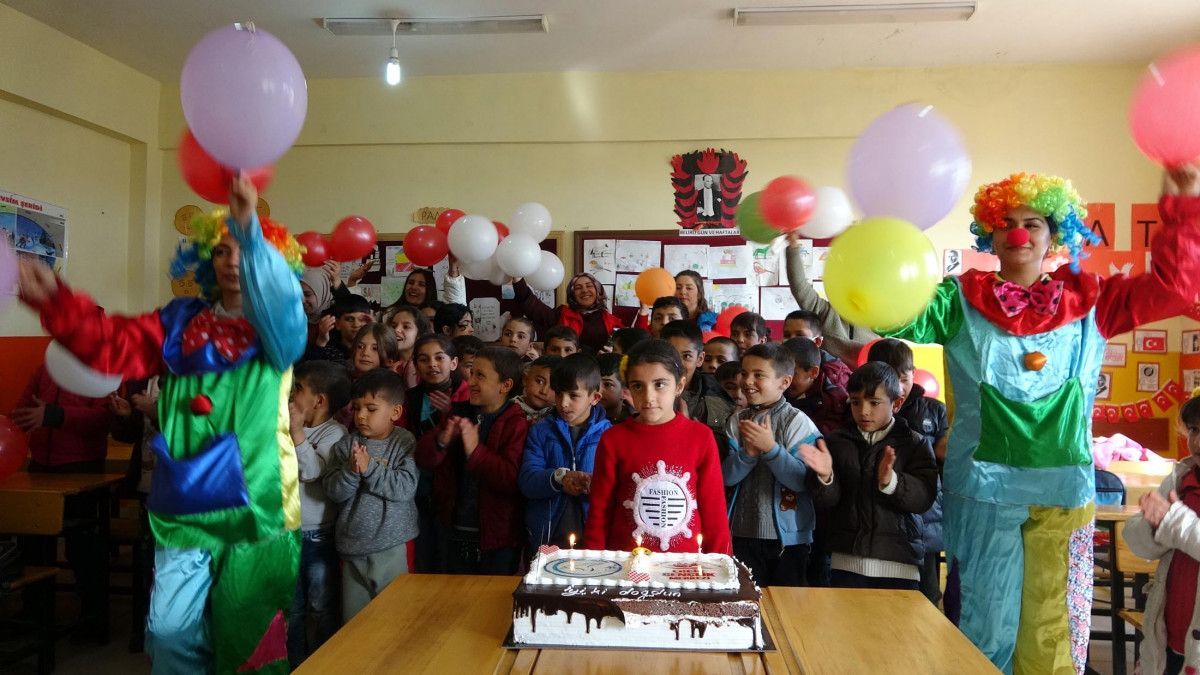 Van'da ilk kez doğum günü kutlanan Nisanur gözyaşlarına boğuldu