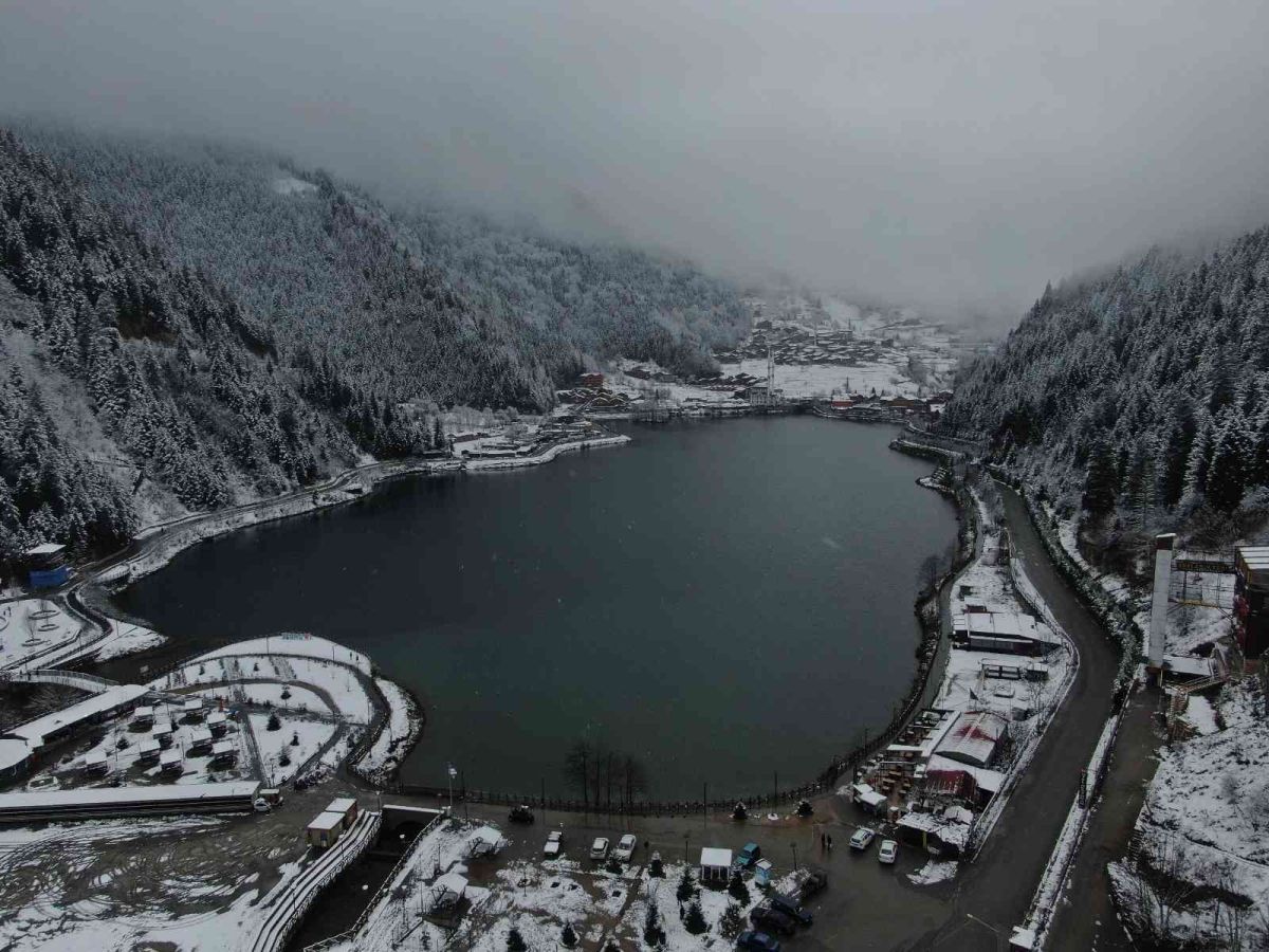 Uzungöl beyaza büründü: Turistler akın etti
