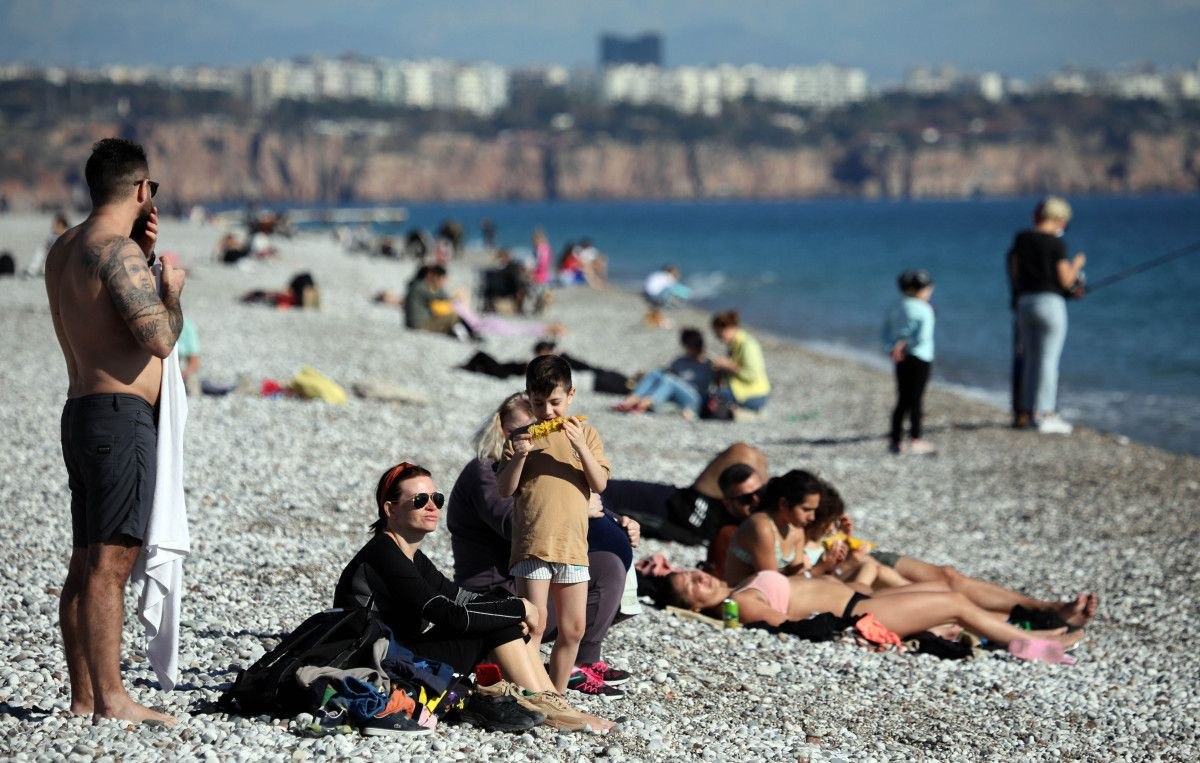 Antalya'da aralık ayında denize girdiler