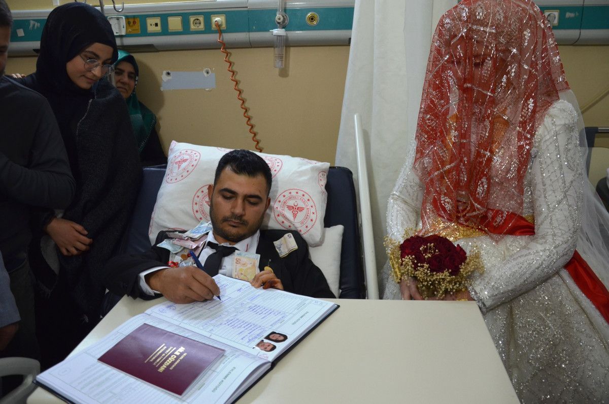 Şanlıurfa'da kazada ayakları kırılan damadın nikahı hastanede kıyıldı
