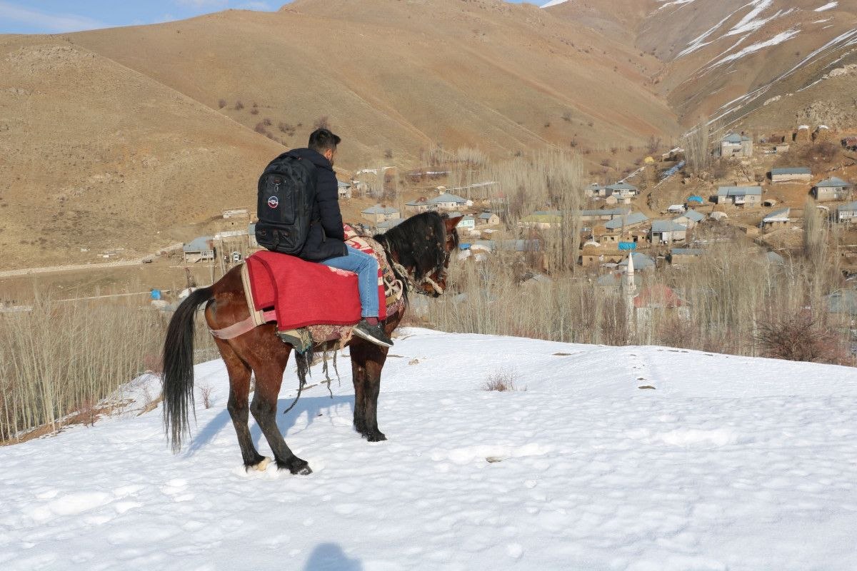 Hakkari'de eğitim vermek için at sırtında yolculuk yapıyor