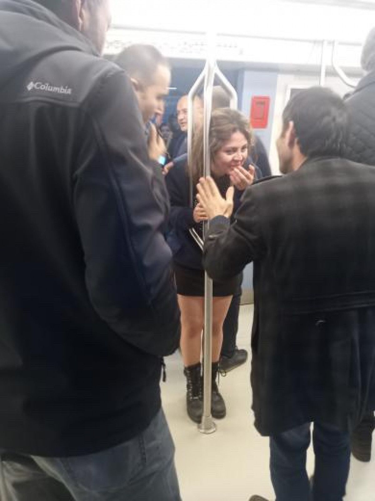 Ankara'da kadının kafası, metrodaki tutunma direklerine sıkıştı