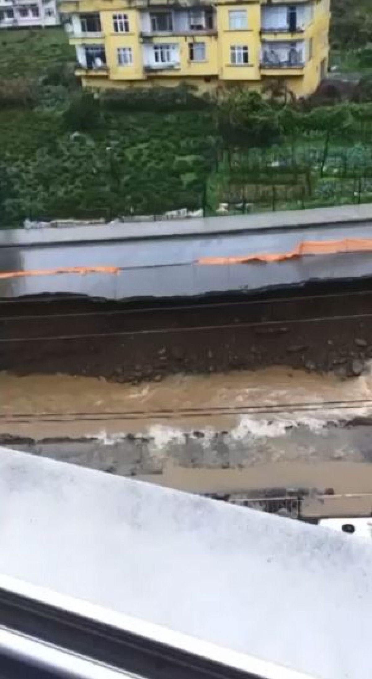 Rize'de yol, dere yatağına çöktü