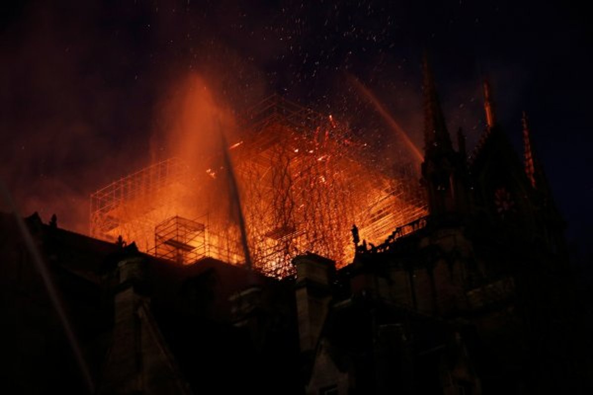 Notre Dame Katedrali'ndeki yangın, Macron'u derinden üzdü