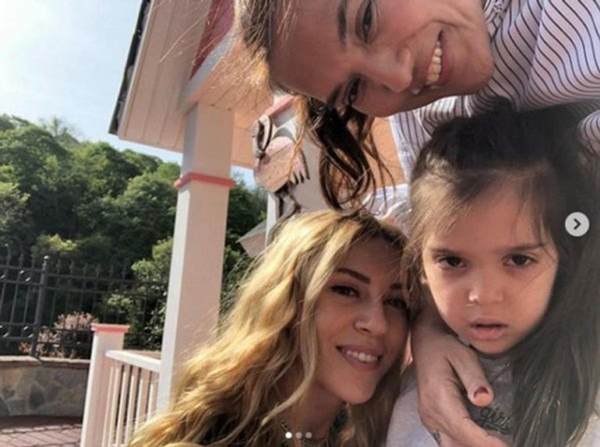 Demet Akalın kızı için Sinem Kobal'ı eve çağırdı