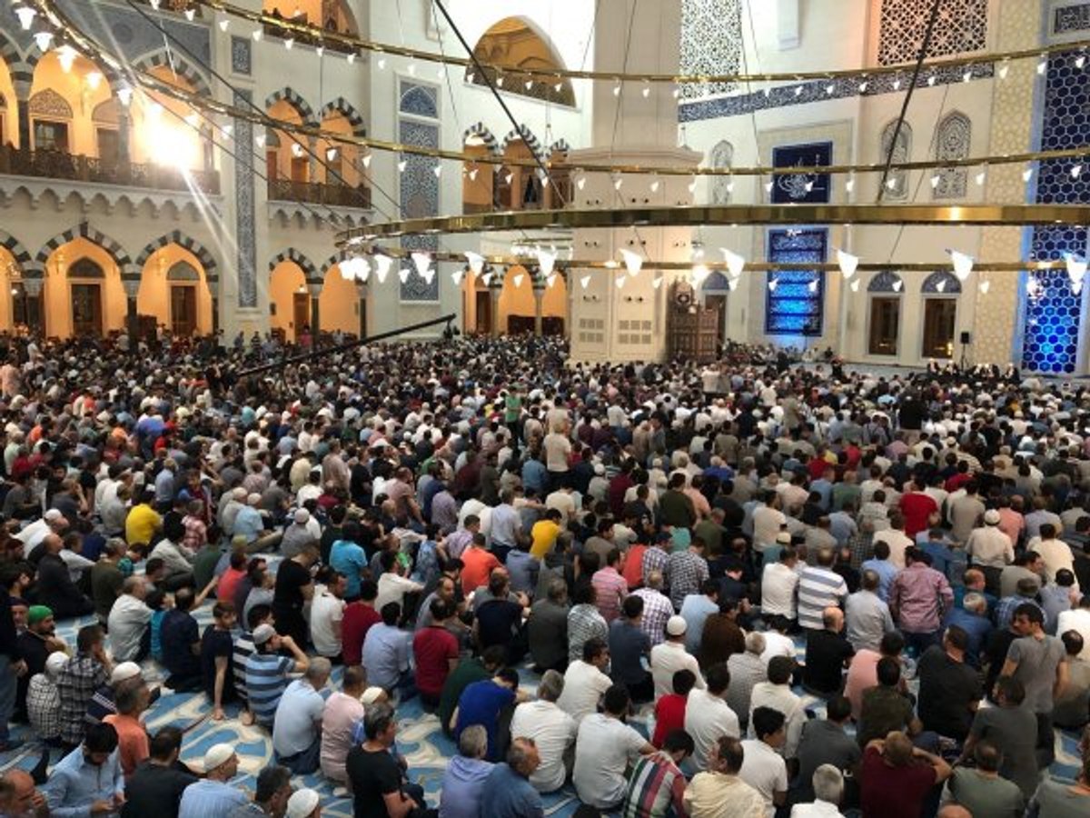 Büyük Çamlıca Camii, Kadir Gecesi'nde doldu taştı