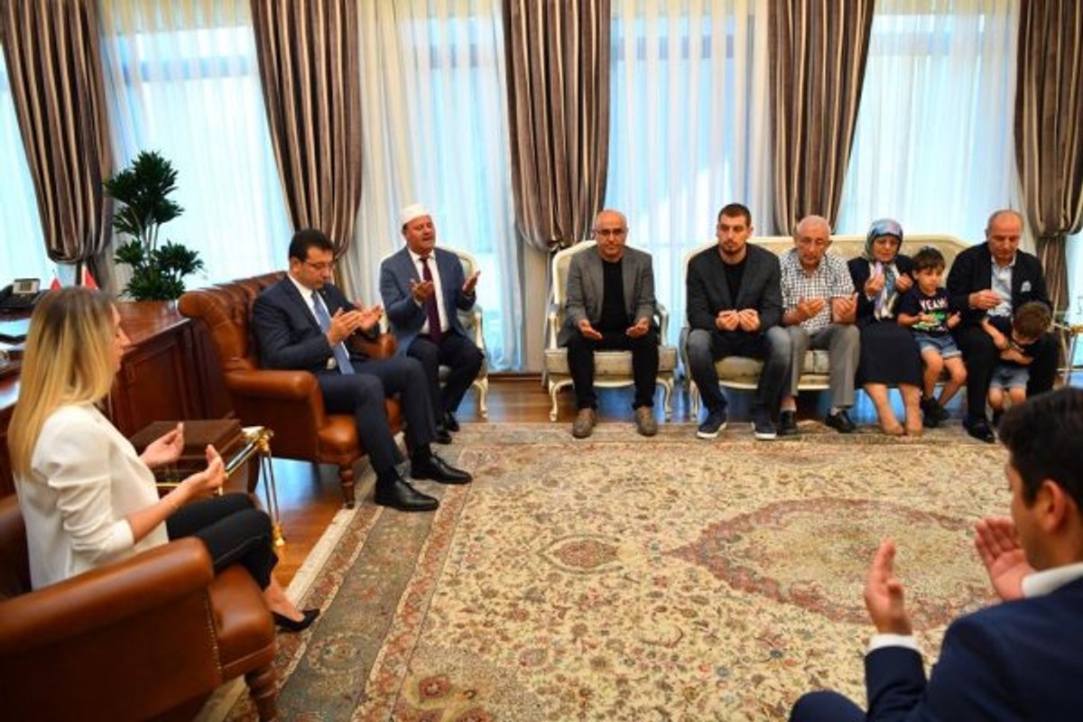 İmamoğlu dua ederek göreve başladı