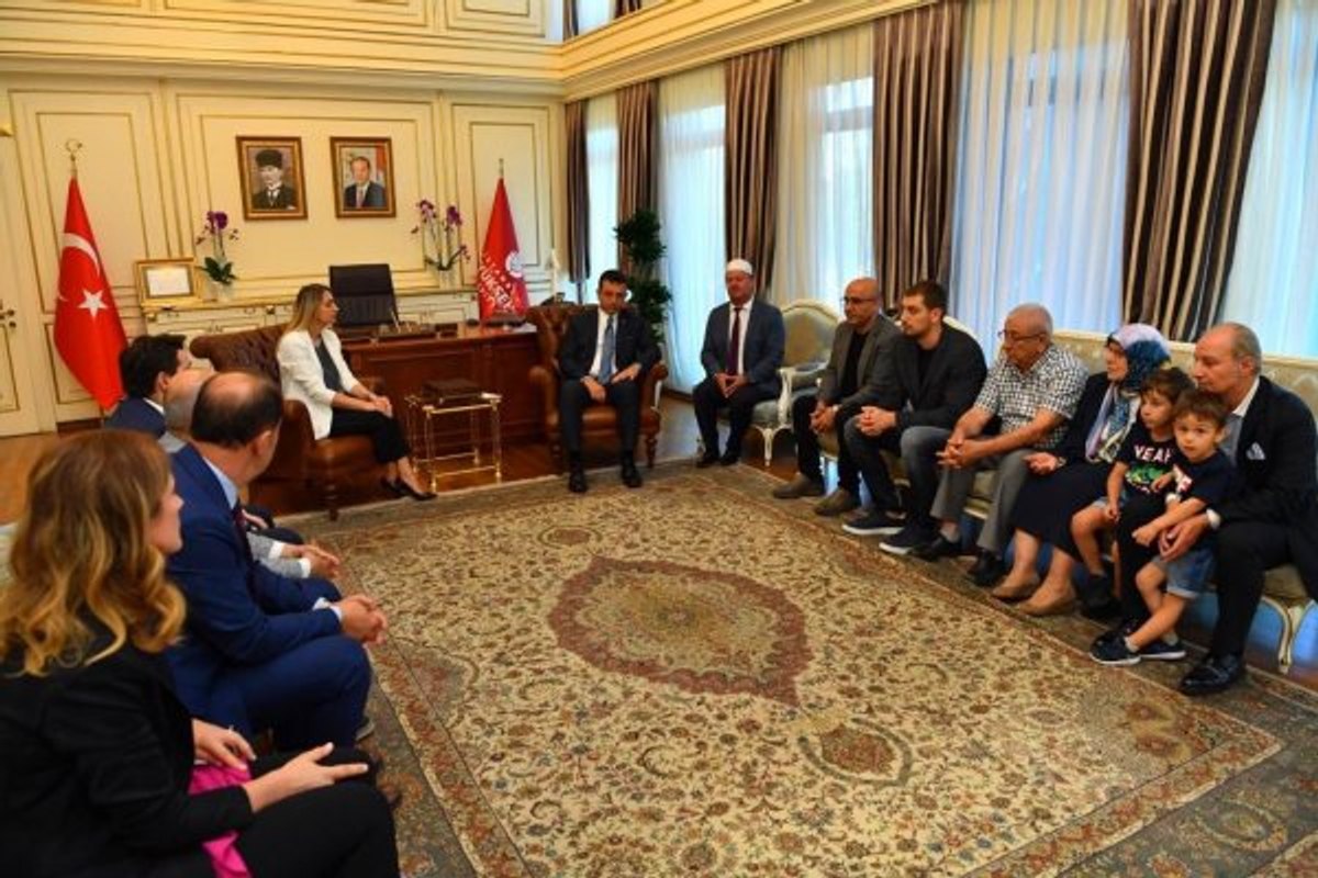 İmamoğlu dua ederek göreve başladı