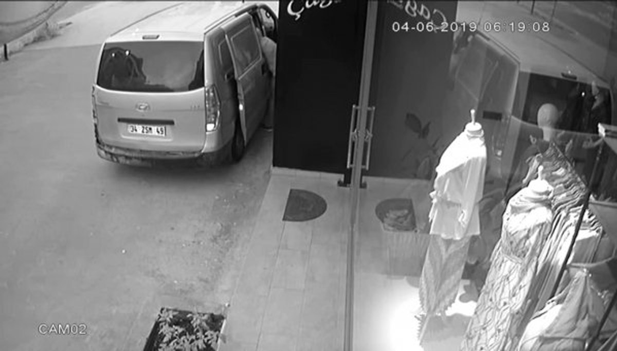 İstanbul’da 4 hırsız 2 buçuk dakikada mağazayı boşalttı