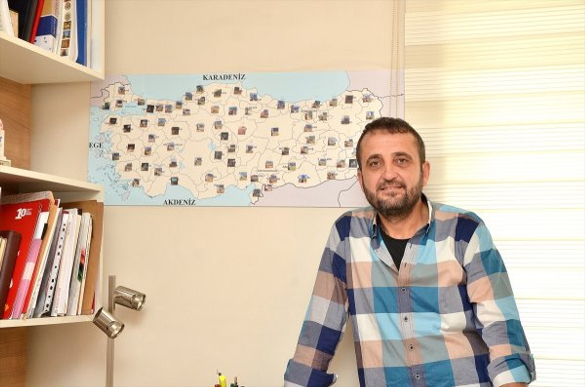 Barış Manço'dan esinlenip tabelalarla selfie çekti