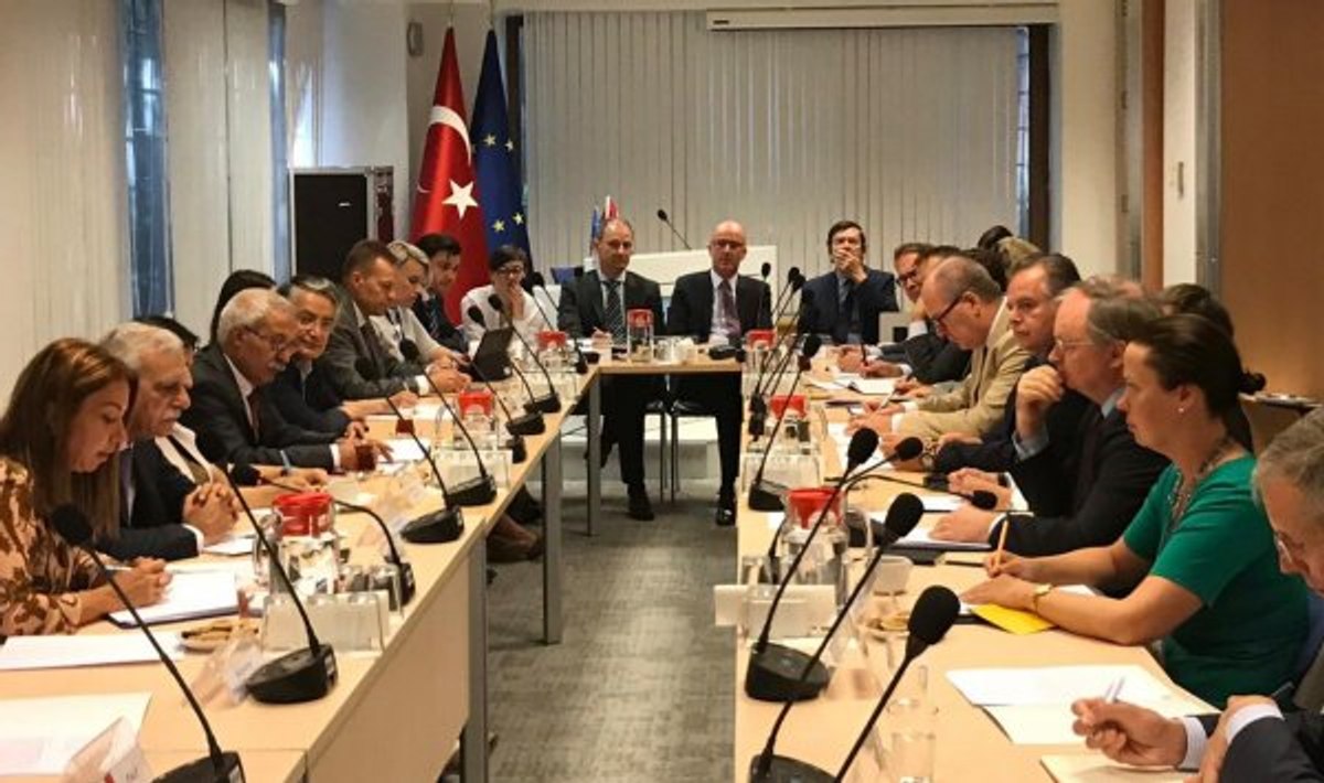 Görevden alınan HDP'lilere AB desteği