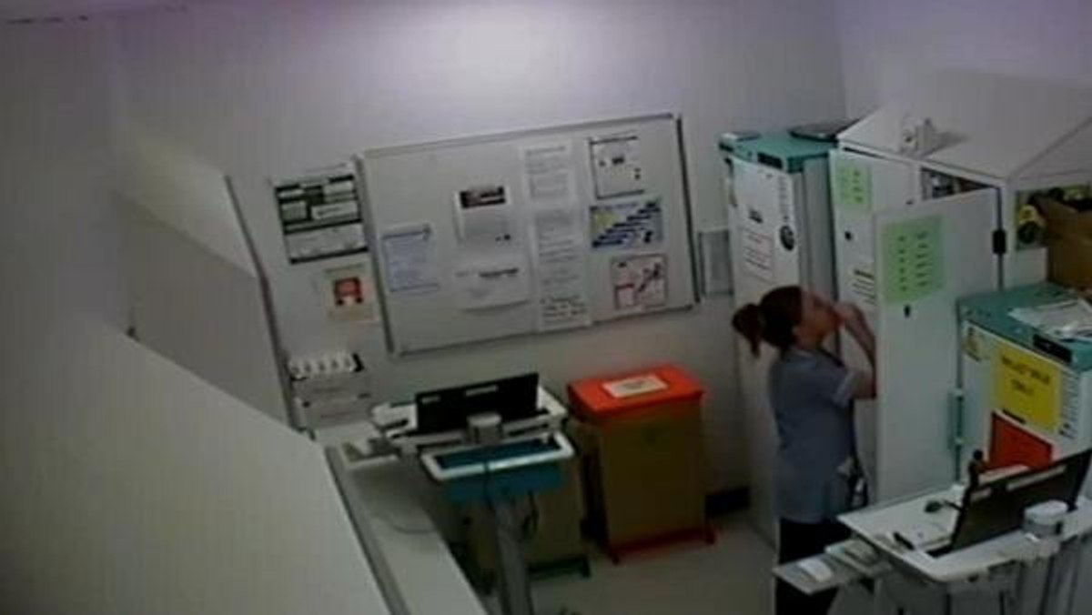 İngiliz hemşire çocuklara verilen ağrı kesicileri çaldı