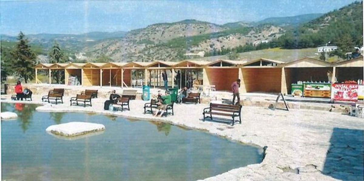 Pamukkale'de kaçak ahşap yapılar kaldırıldı