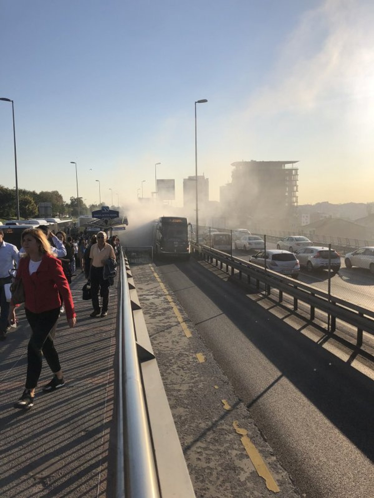 Darülaceze'de metrobüs yangını