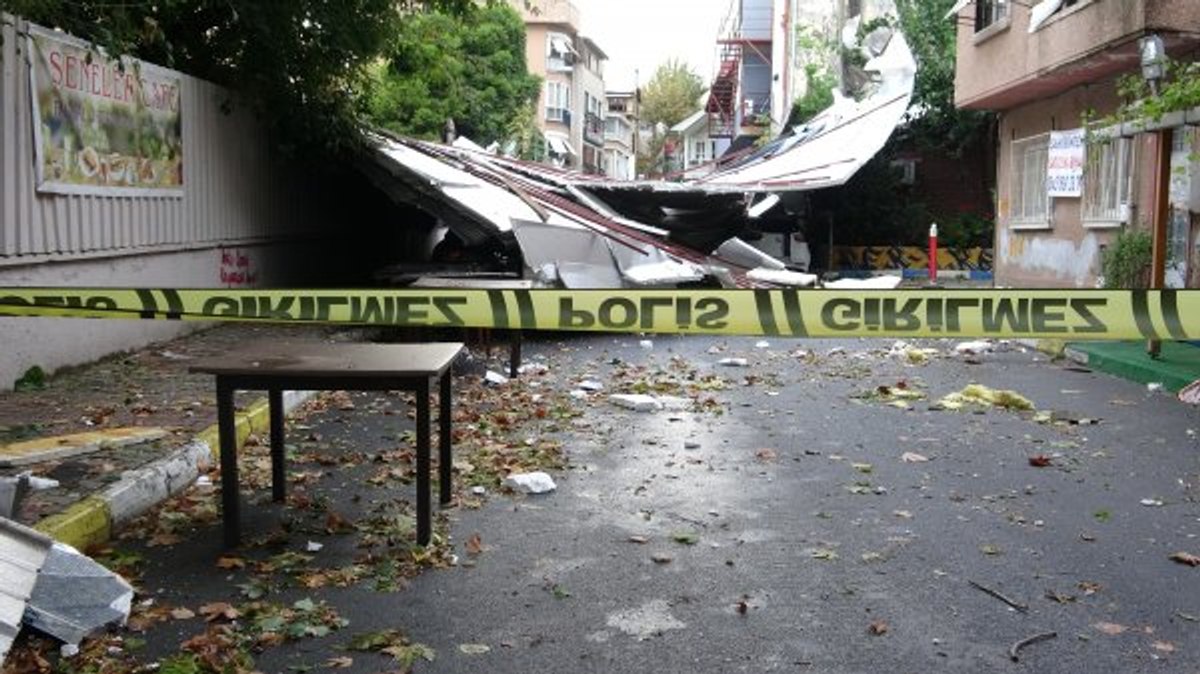 Maltepe'de okul çatısı araçların üzerine uçtu