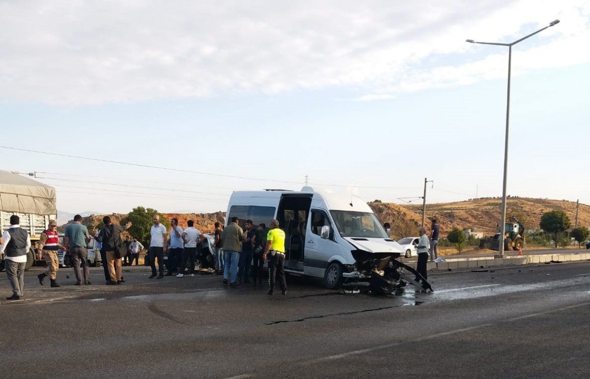Kahramanmaraş'ta öğrenci minibüsü ile otomobil çarpıştı