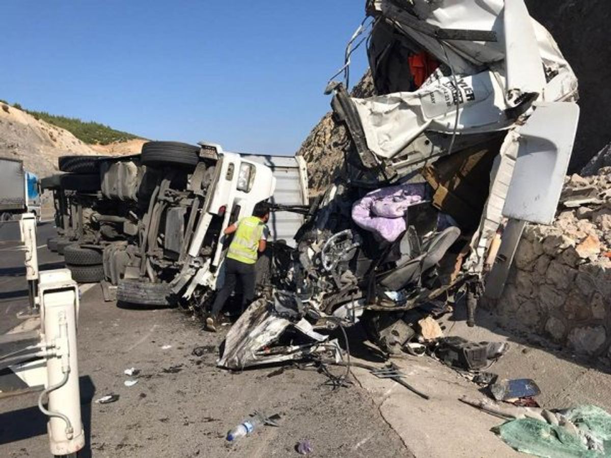 Gaziantep'te freni boşalan tır taklalar atı