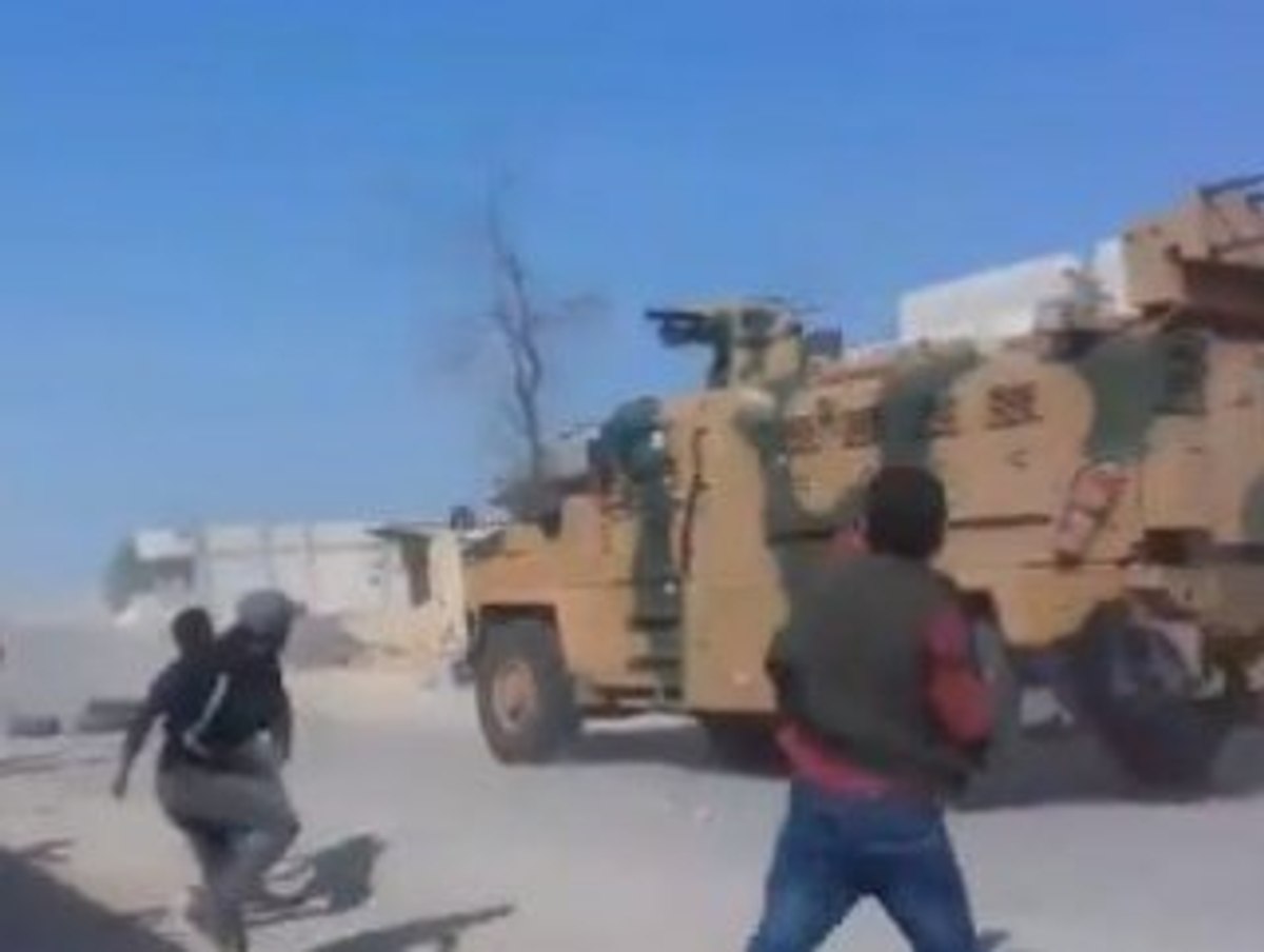 Kobani'de YPG'liler Türk askerini taşladı