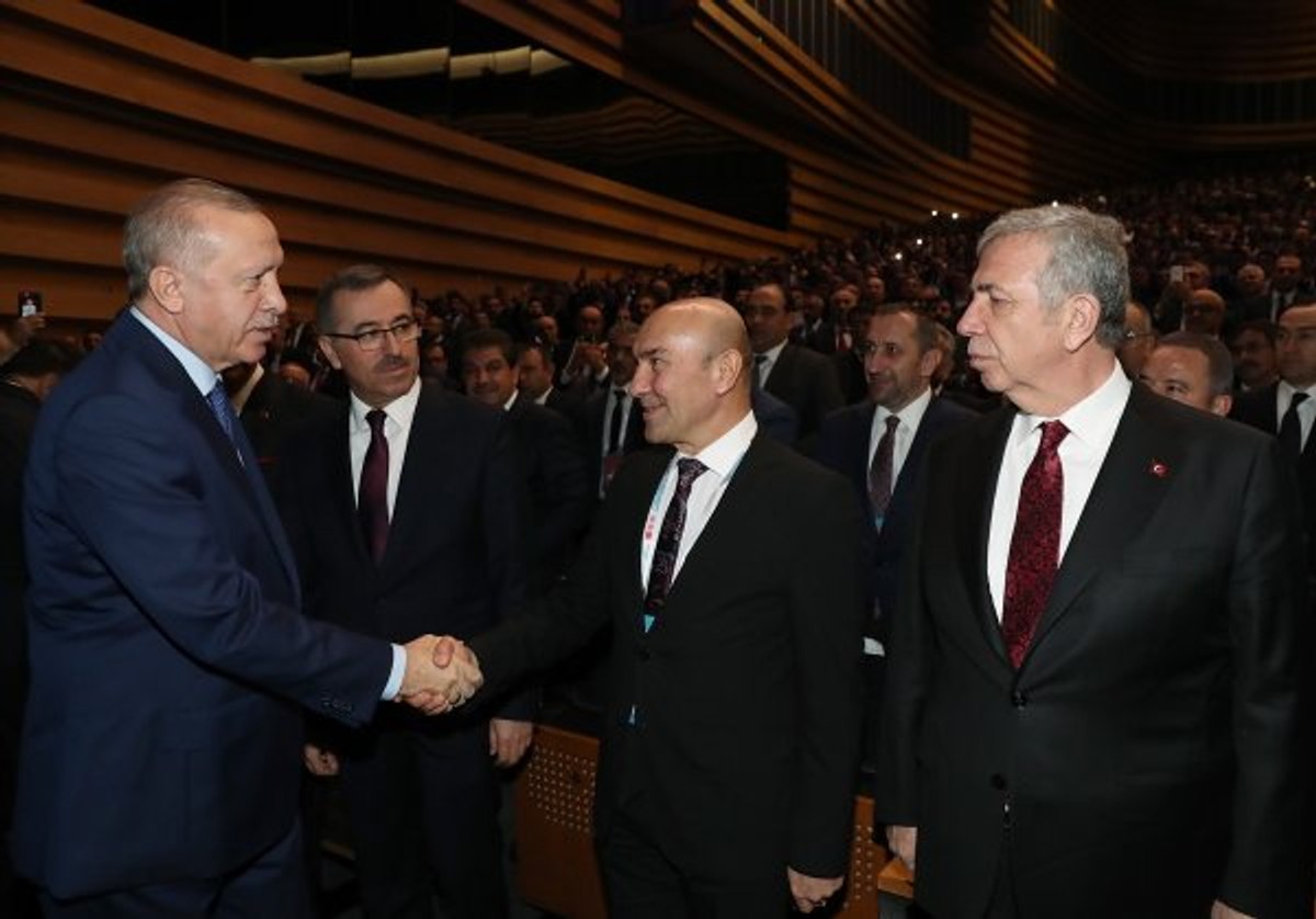 Tunç Soyer'in Cumhurbaşkanı Erdoğan'a bakışları