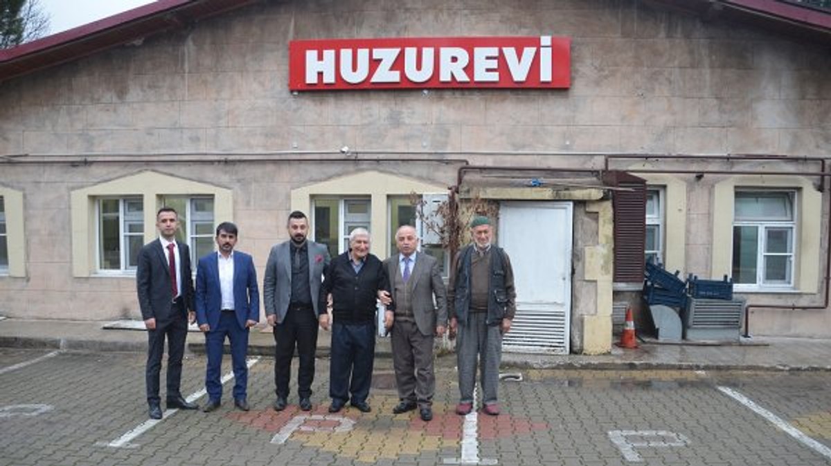 Gitarist Neşat Dinçer, huzurevinde de müzik yapıyor