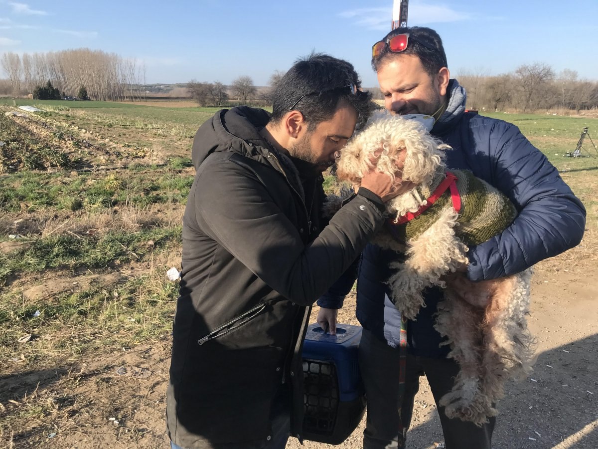 Kedi ve köpeğiyle vedalaşıp sınırı geçti