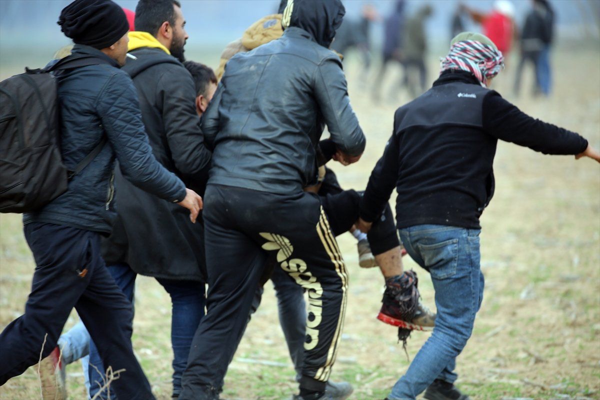 Yunan askerleri mültecilere ateş açtı