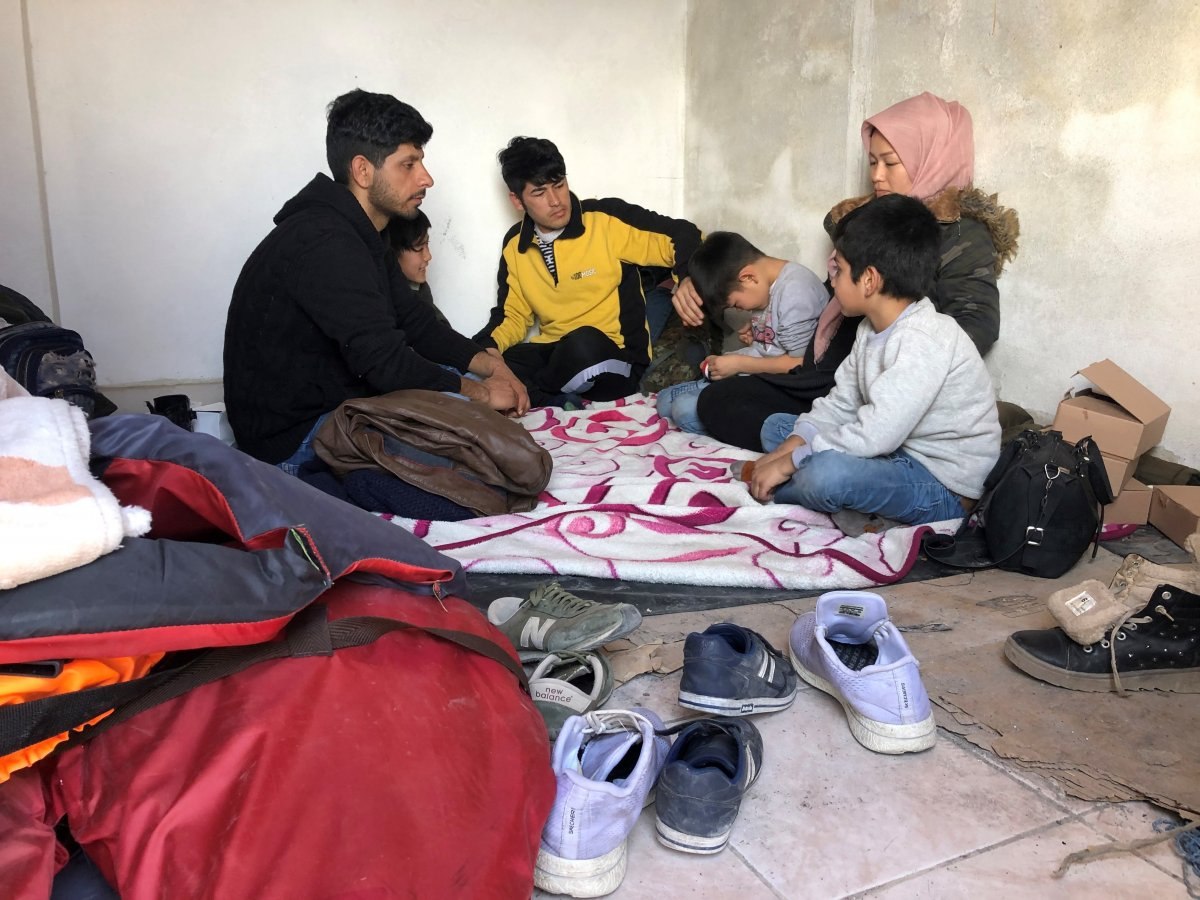 Yunanlar hamile kadını dövüp parasını aldı