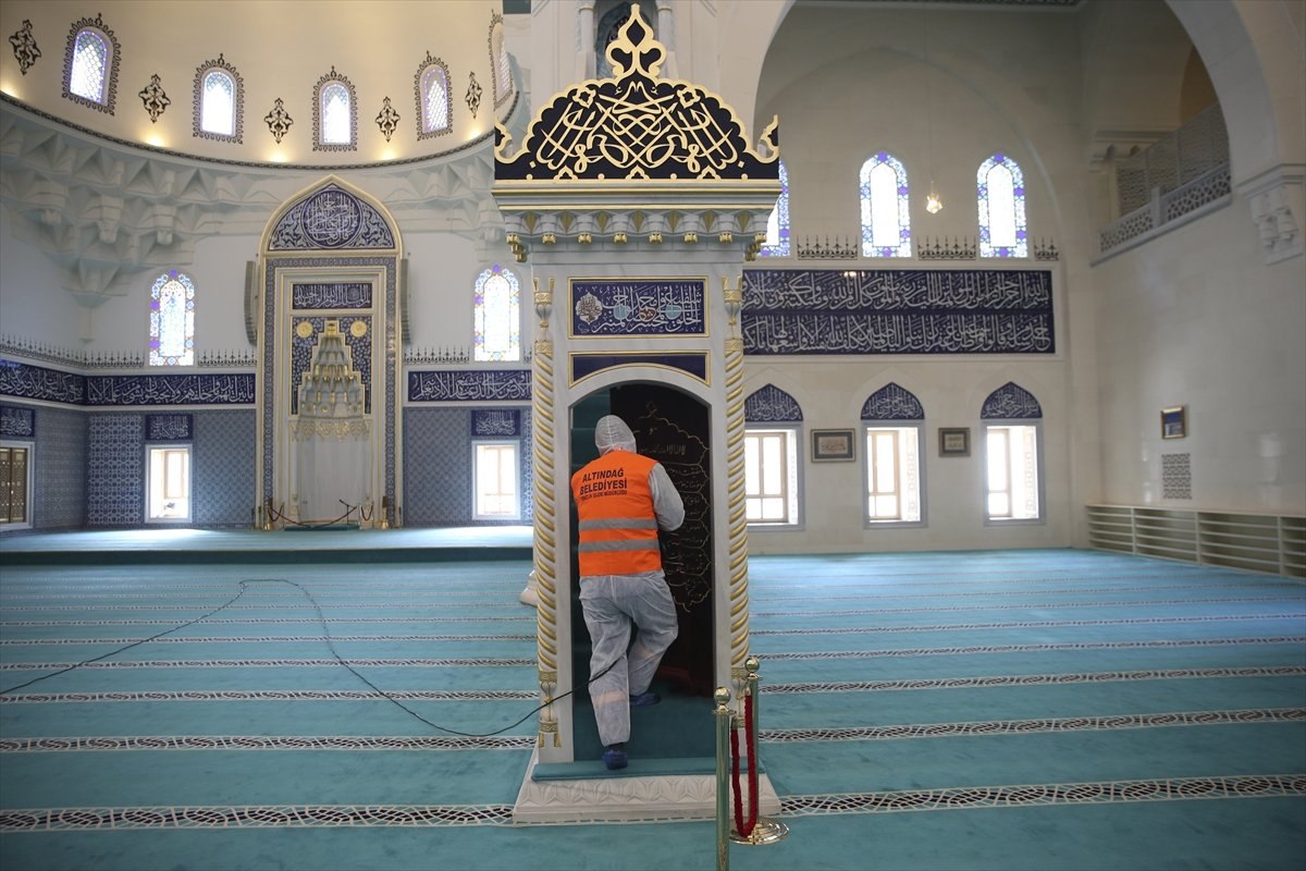 Camiler, koronaya karşı dezenfekte edildi