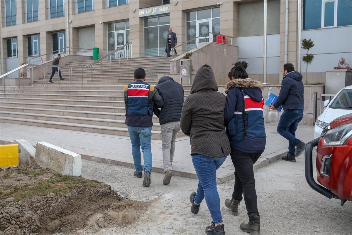 PKK elebaşlarının koruması 2 terörist, Van'da yakalandı