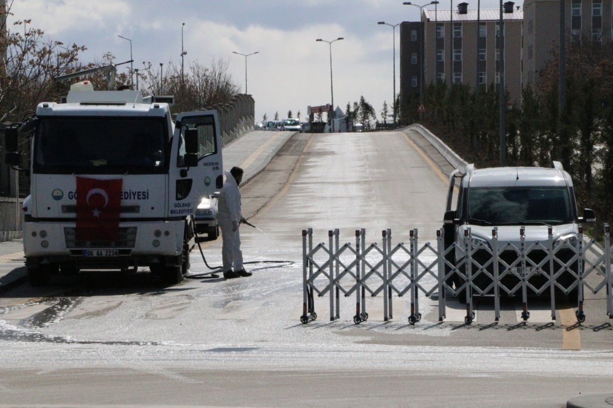Karantina alanına giren araçlar dezenfekte ediliyor