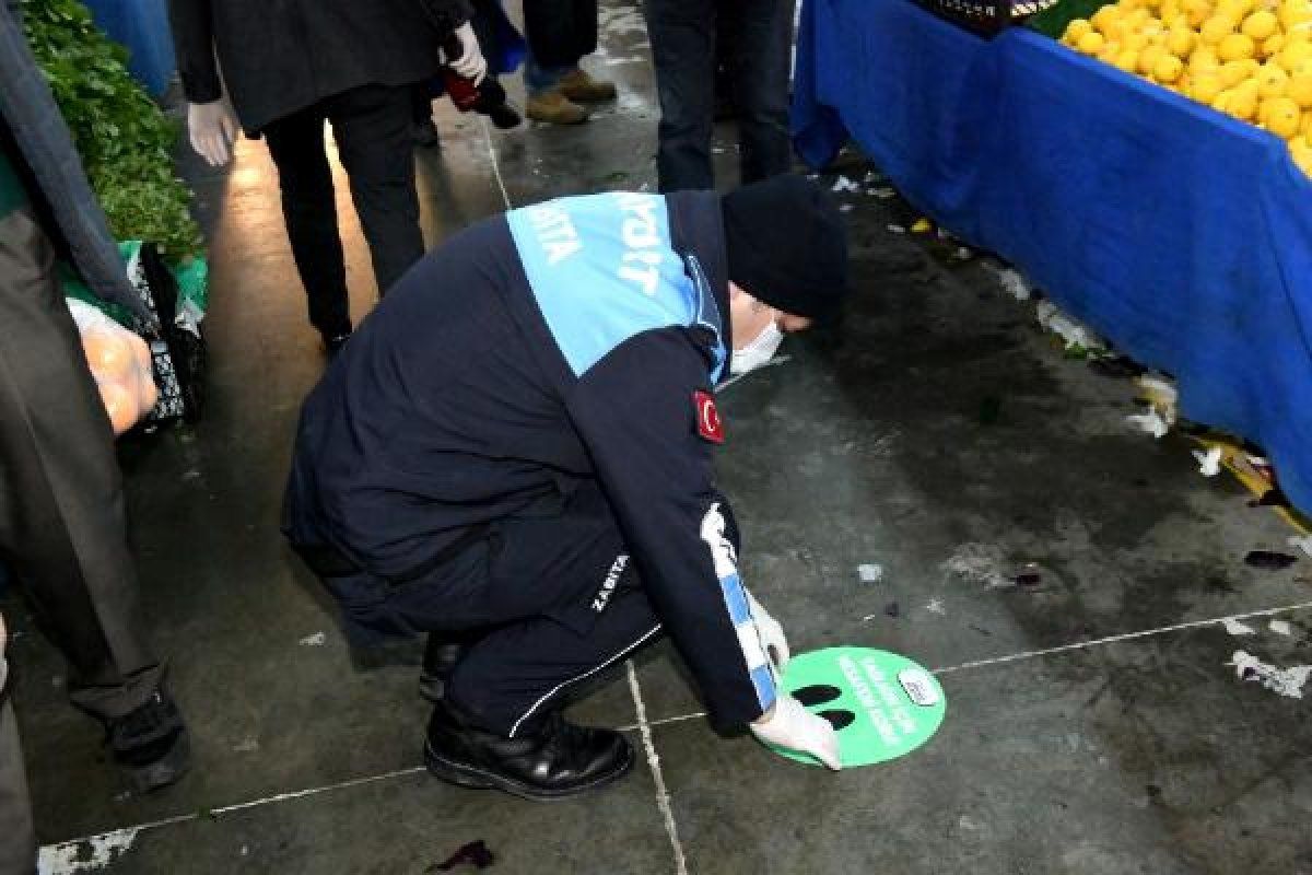 İstanbul'da 'sosyal mesafeni koru' çıkartmaları