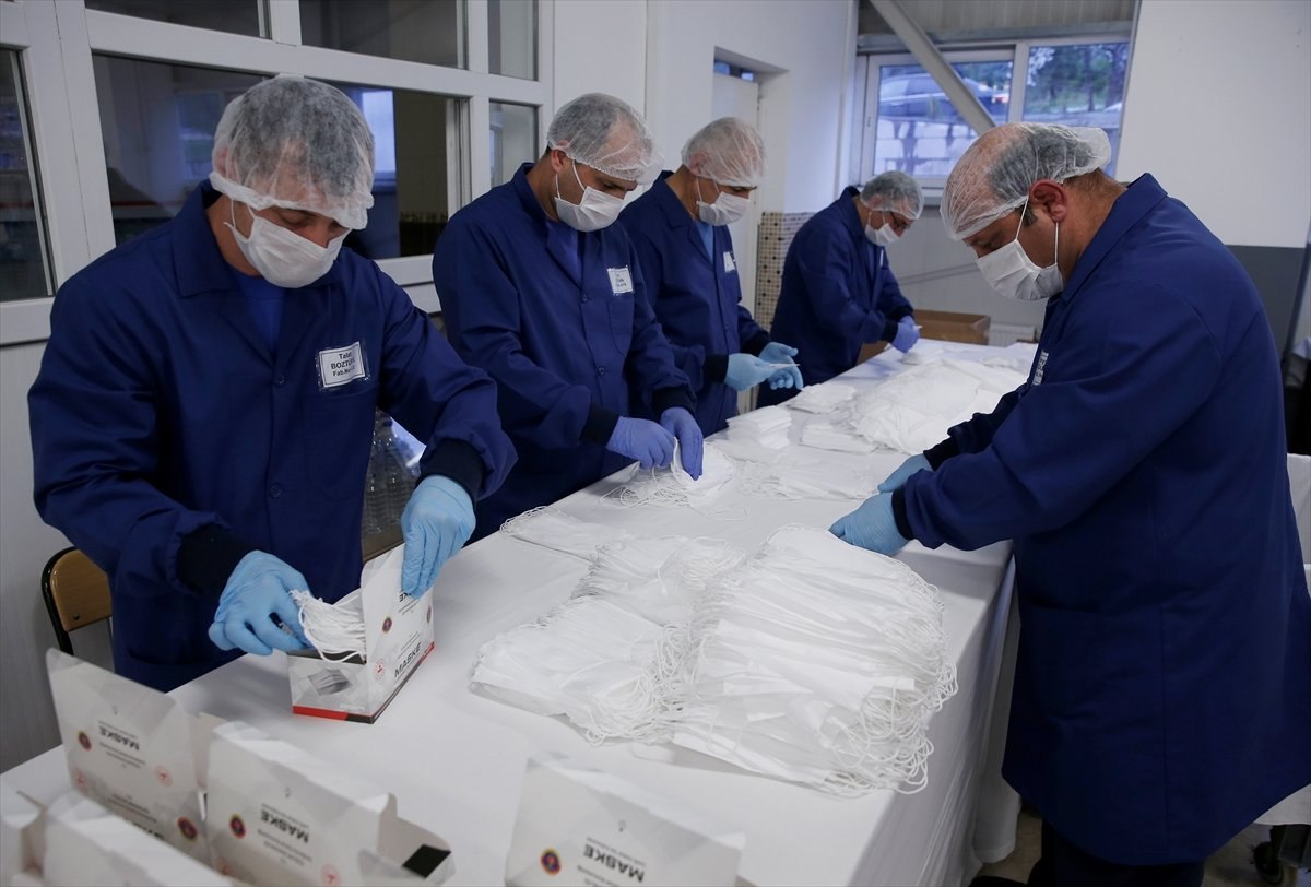 Jandarma, günde 100 bin maske üretiyor