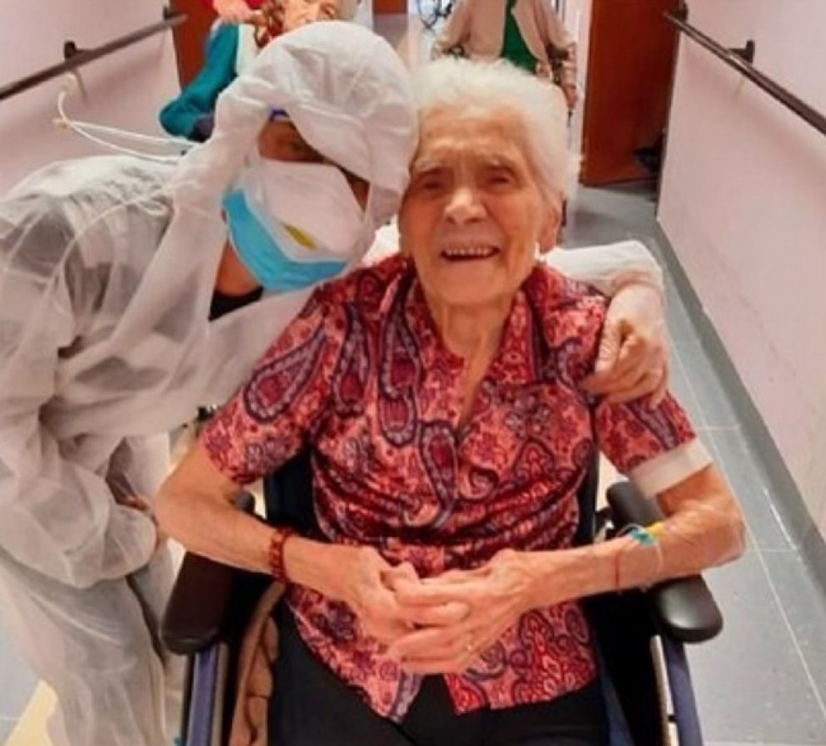 İtalya'da 104 yaşındaki korona hastası kadın iyileşti
