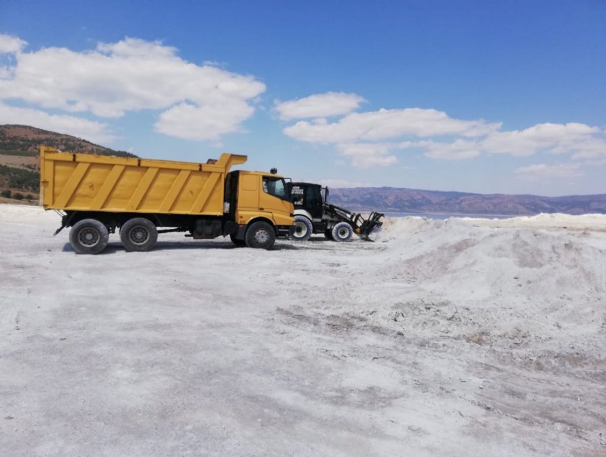 İş makinaları Salda Gölü'nde