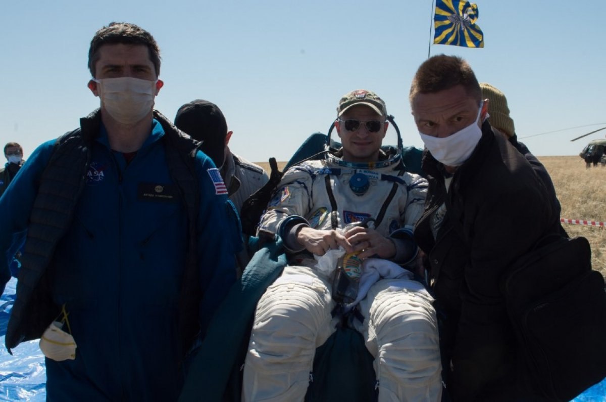 2 astronot ve 1 kozmonot dünyaya geri döndü