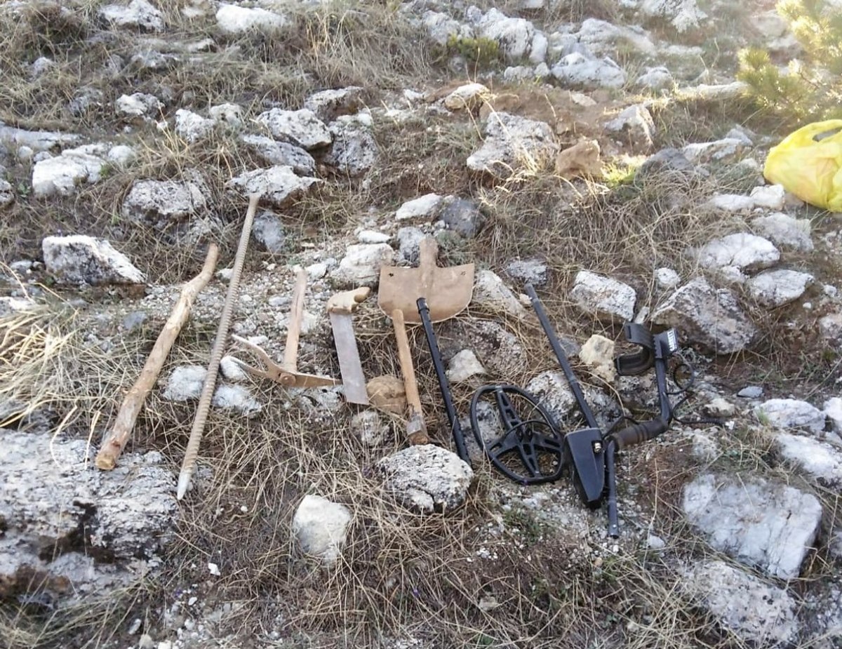 Kamp kurarak kaçak kazı yapan baba ve oğlu yakalandı