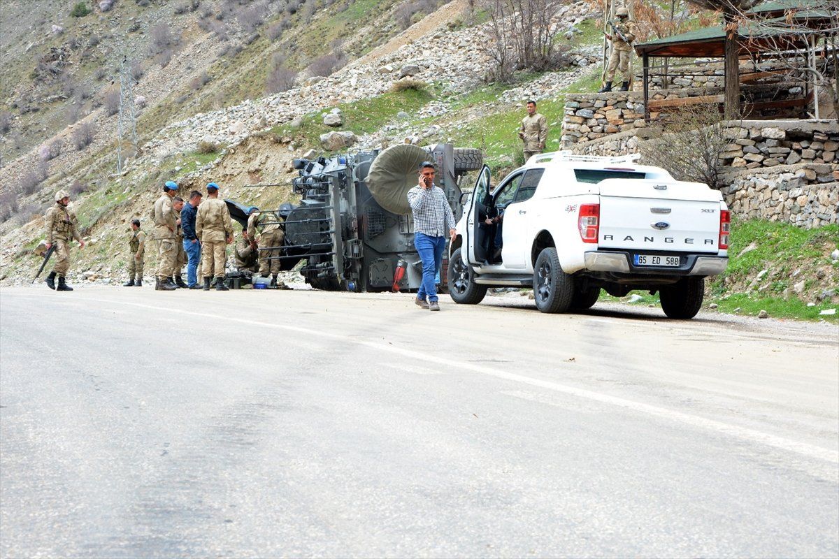 Van'da askeri araç devrildi: 6 yaralı