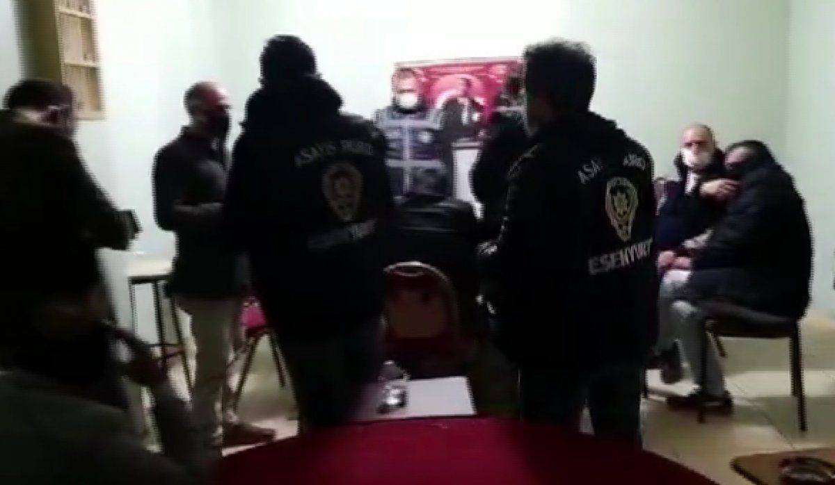 Kahvehanede kumar oynayanlar, havalandırmada bulundu