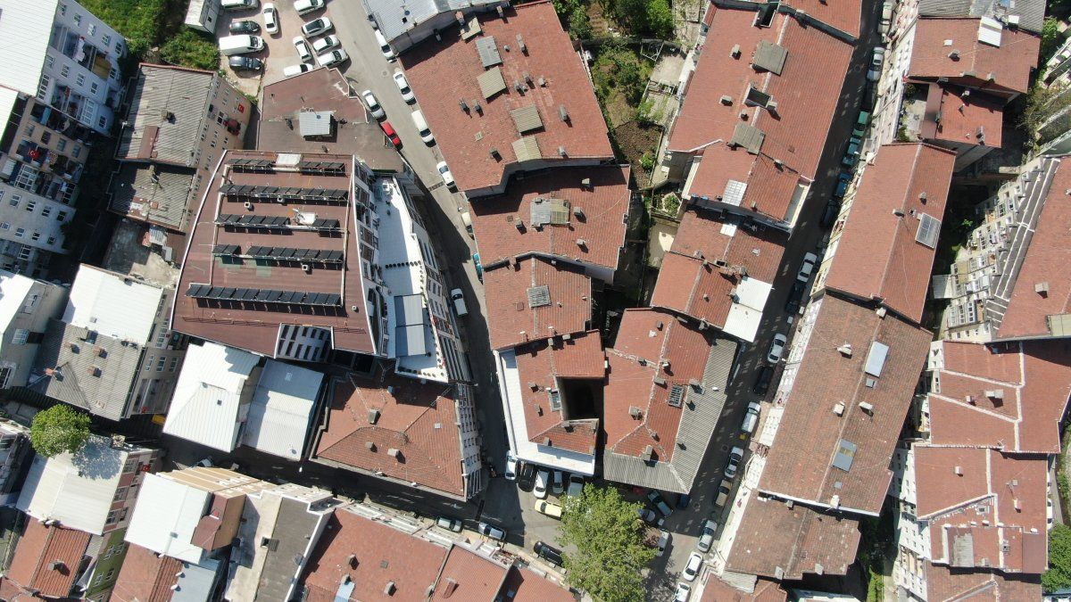 Apartman boşluğundaki türbe görenleri şaşırtıyor