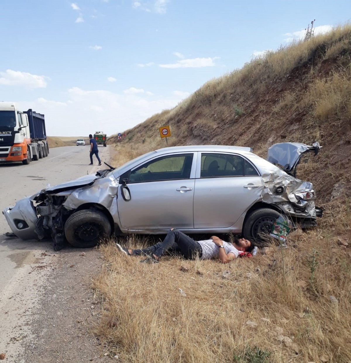 Lastiği patlayan araç şarampole yuvarlandı: 1 yaralı