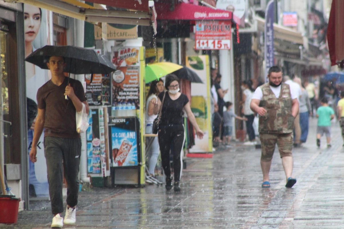 Beklenen yağmur Edirne'de başladı, İstanbul'a geliyor